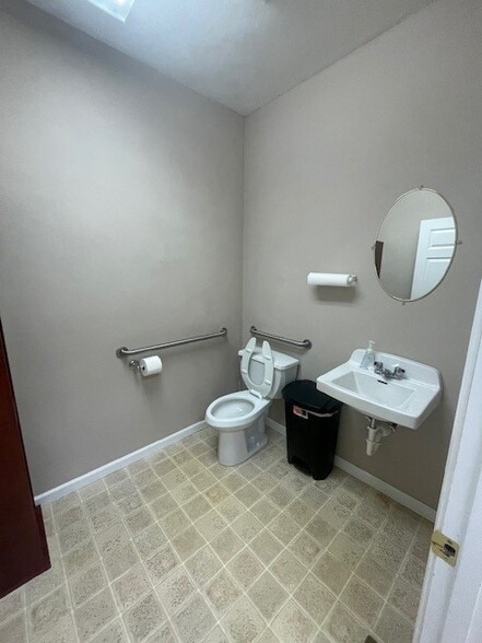 More Photos Of 122 Lincoln Place Ct, Belleville Office For Sale