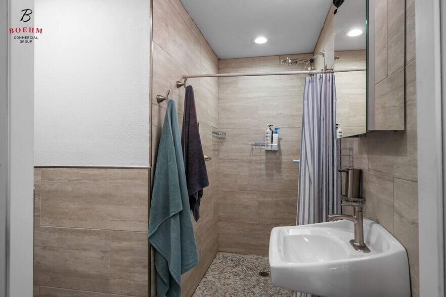 More Photos Of 9106 Highway 16, Pipe Creek Flex For Sale