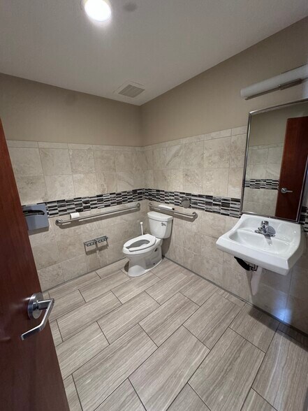 More Photos Of 7527 Draper Ave, La Jolla Medical For Lease