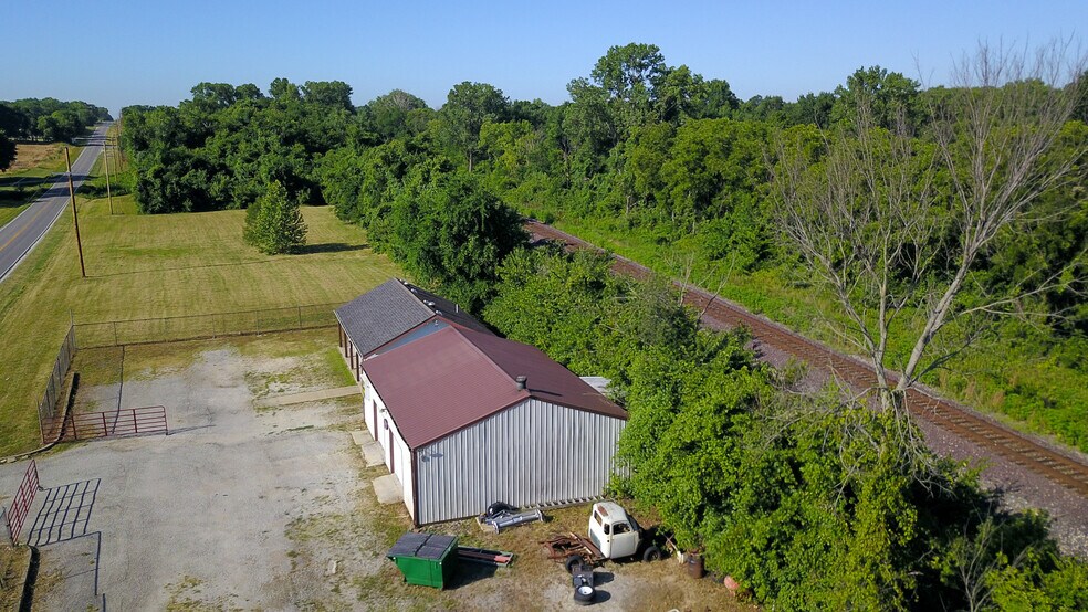 More Photos Of 25300 S State Route D, Cleveland Auto Repair For Lease