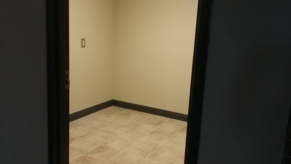 More Photos Of 600 Clifty St, Somerset Office For Lease