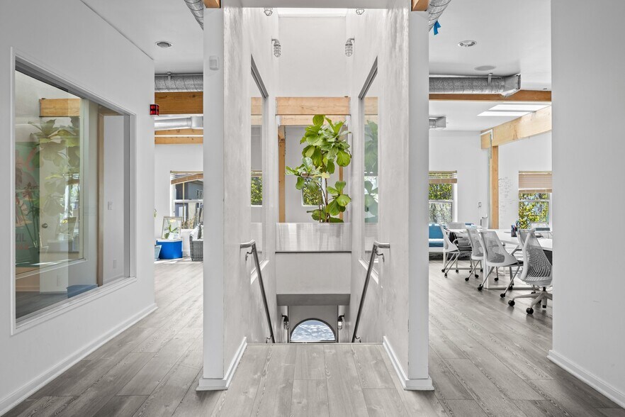 More Photos Of 513 Boccaccio Ave, Venice Office For Lease