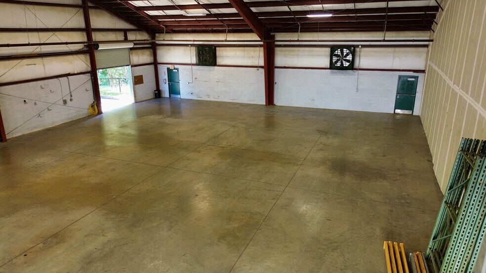 More Photos Of 3653 Regent Blvd, Jacksonville Warehouse For Lease