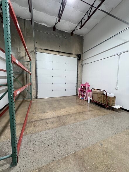 More Photos Of 10939 Shady Trl, Dallas Distribution For Lease
