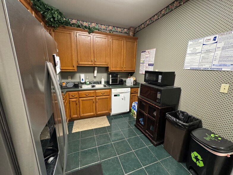 More Photos Of 6920 Oak Forest Dr, Olive Branch Loft Creative Space For Lease