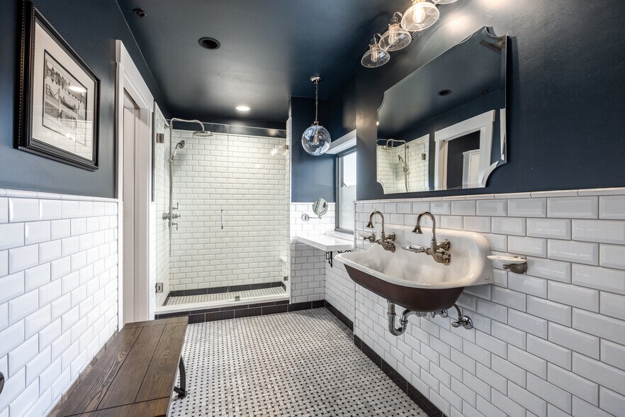 More Photos Of 4554 Forestdale Dr, Park City Light Manufacturing For Sale