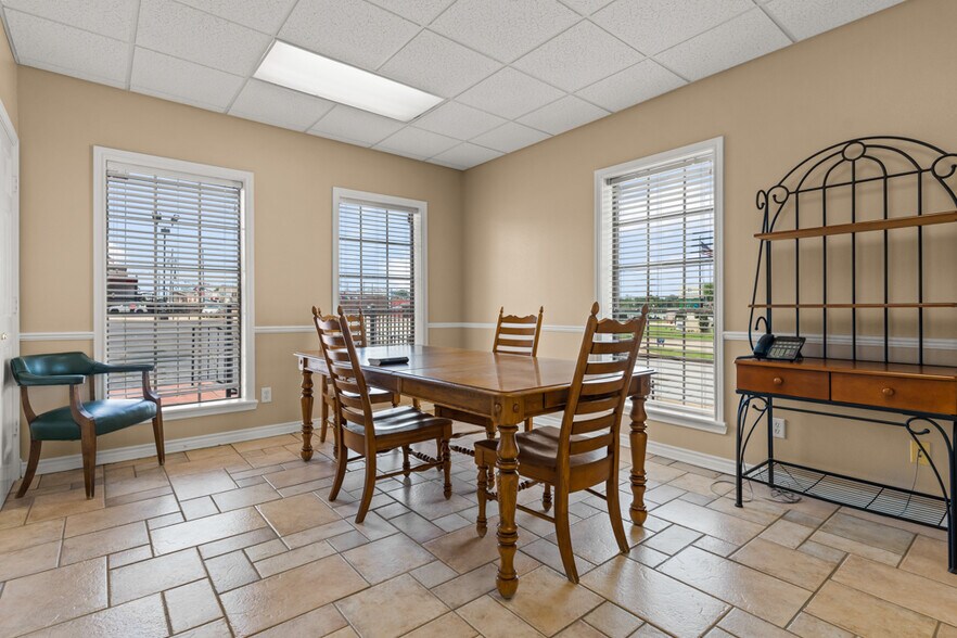 More Photos Of 112 US Highway 271 N, Gilmer Office For Lease