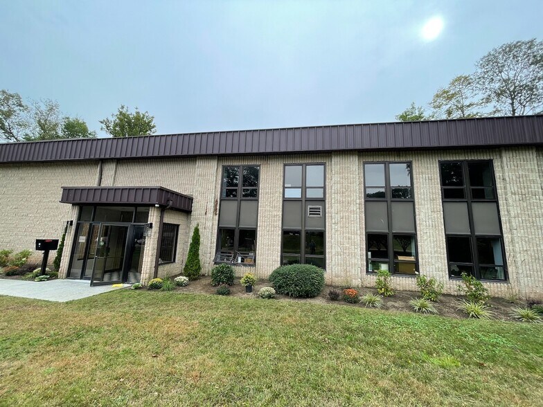 More Photos Of 22 Commerce Rd, Newtown Light Manufacturing For Lease