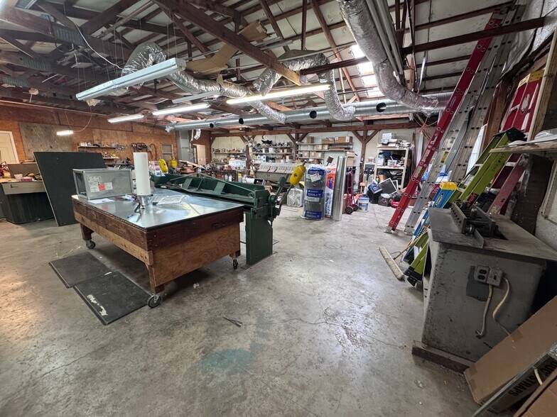 More Photos Of 1001 N 2nd St, Stilwell Light Distribution For Sale