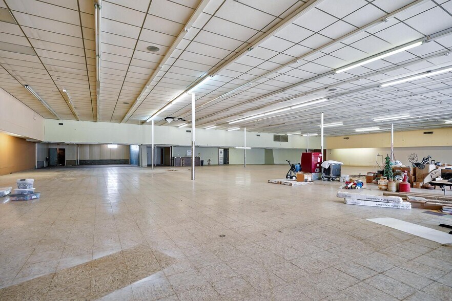 More Photos Of 500-511 E Broadway St, Sweetwater Storefront For Sale