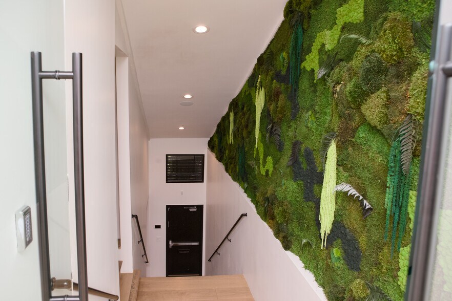 More Photos Of 648 N St. Andrews Pl, Los Angeles Loft Creative Space For Sale