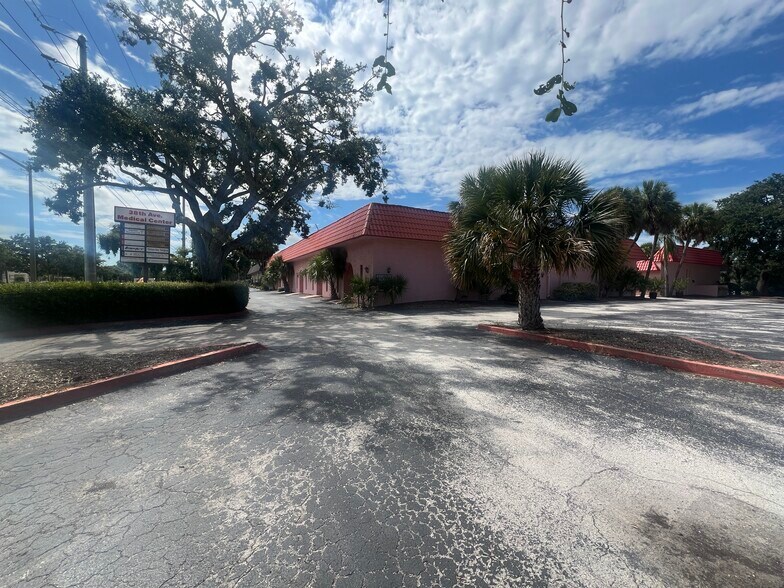 More Photos Of 6449 38th Ave, Saint Petersburg Medical For Lease