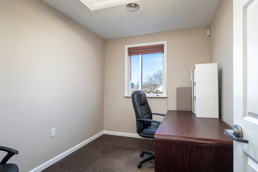 More Photos Of 210 N West St, Hillsboro Office For Sale