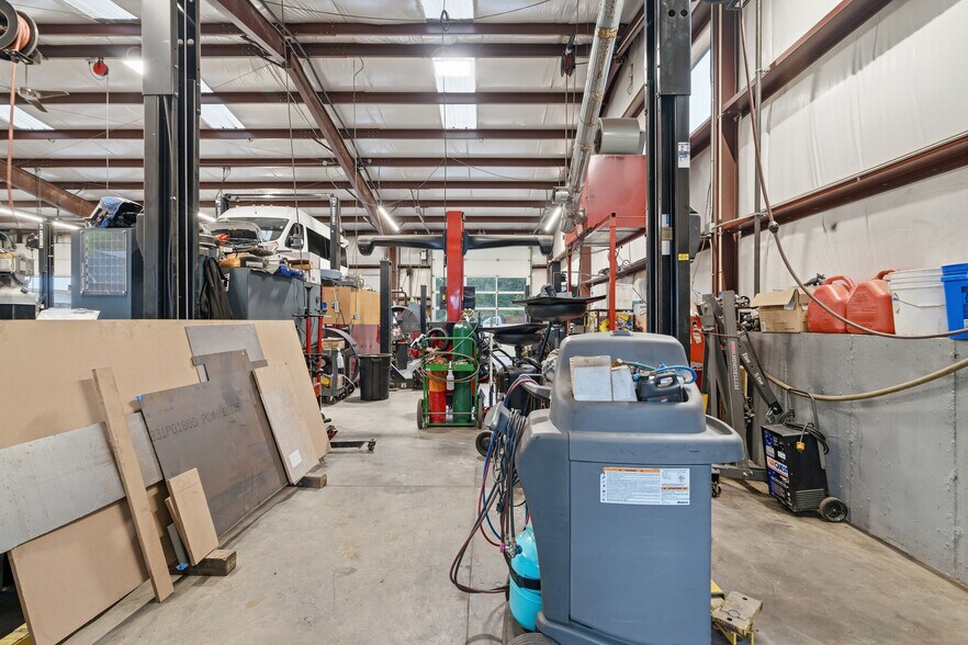 More Photos Of 1097 Eddie Dowling Hwy, North Smithfield Service Station For Sale