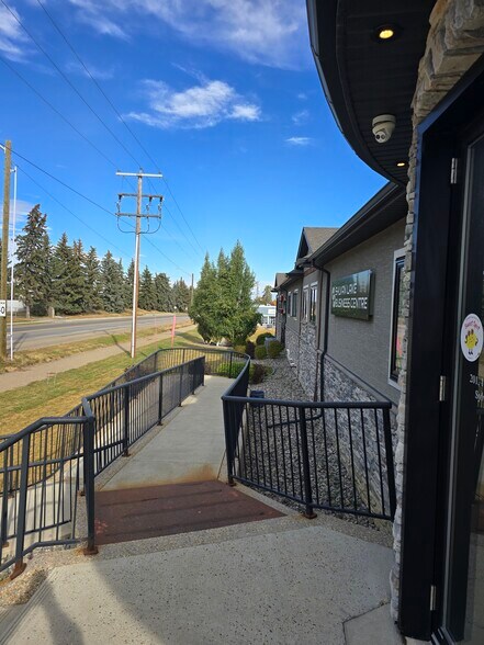More Photos Of 110 Pelican Pl, Sylvan Lake Office For Lease
