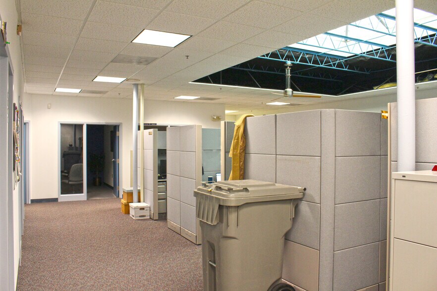 More Photos Of 300 N Stonestreet Ave, Rockville Showroom For Lease