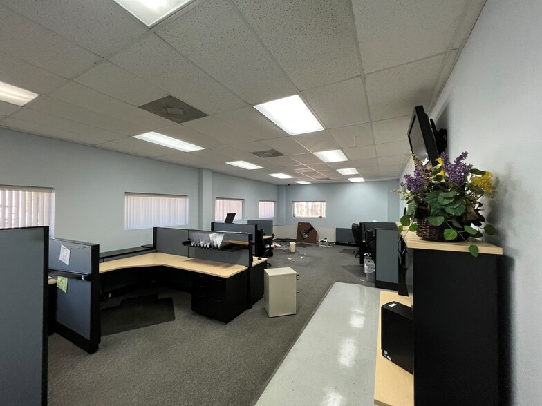 More Photos Of 707 W Lake Dr, Wimauma Industrial For Sale