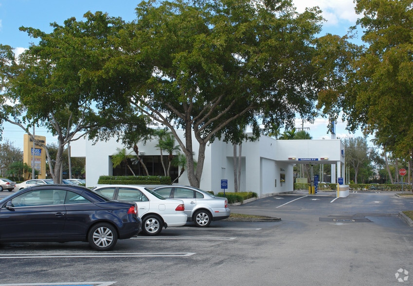More Photos Of 9162 Glades Rd, Boca Raton Bank For Lease