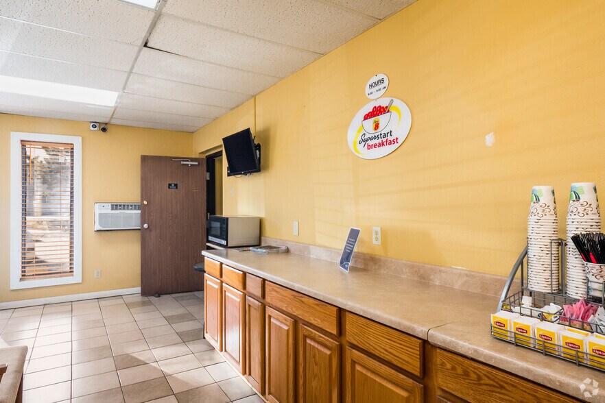 More Photos Of 1610 Cedar St, Raton Hotel For Sale