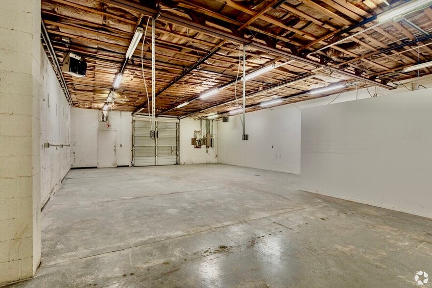 More Photos Of 5306-5346 Peters Creek Rd, Roanoke Showroom For Lease