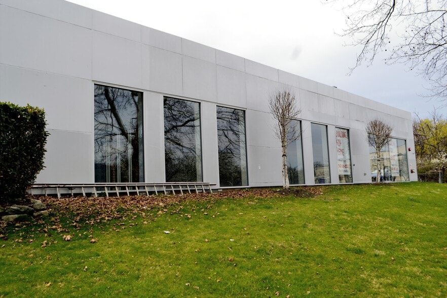Primary Photo Of 10 Robertson Ave, White Plains Auto Dealership For Lease