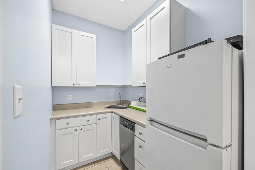 More Photos Of 913 Gulf Breeze Pky, Gulf Breeze General Retail For Sale