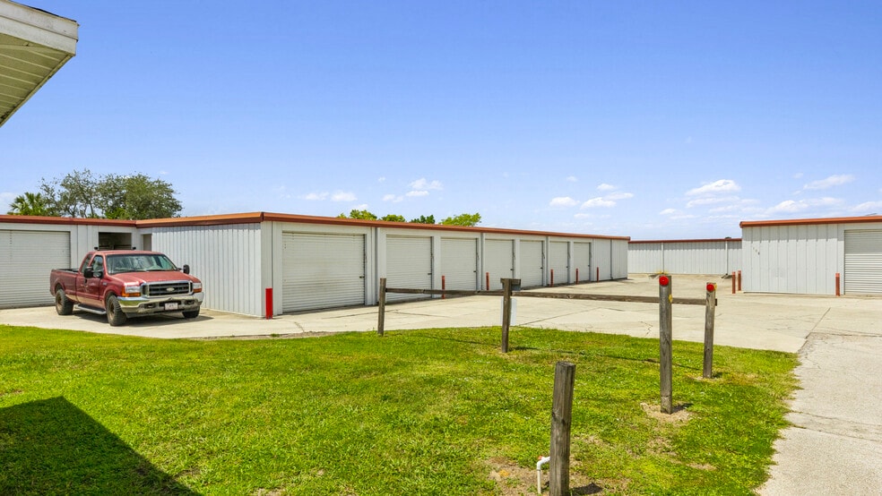 More Photos Of 107 Caladium Row, Sebring Self Storage For Sale