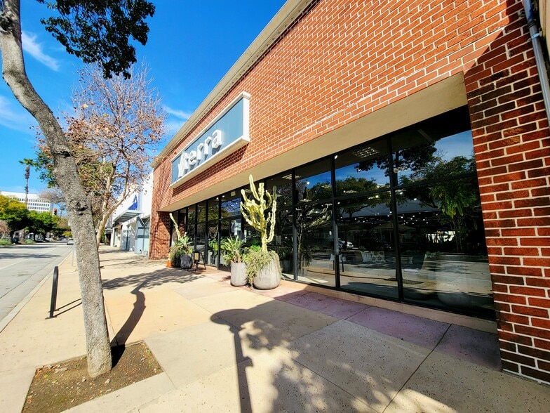 More Photos Of 422 S Lake Ave, Pasadena Storefront For Lease