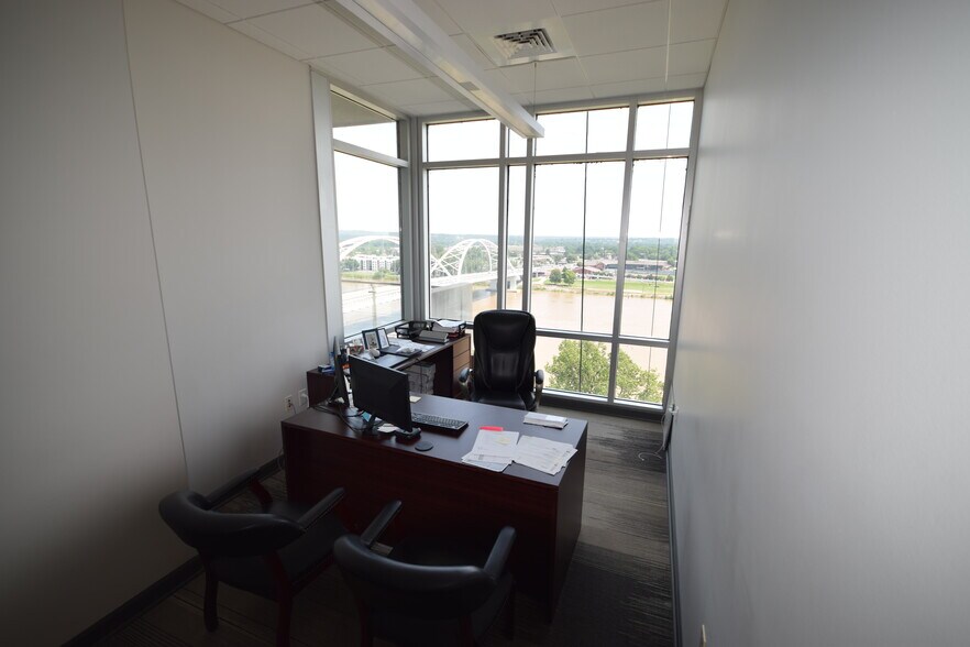 More Photos Of 5 Statehouse Plz, Little Rock Office For Sale