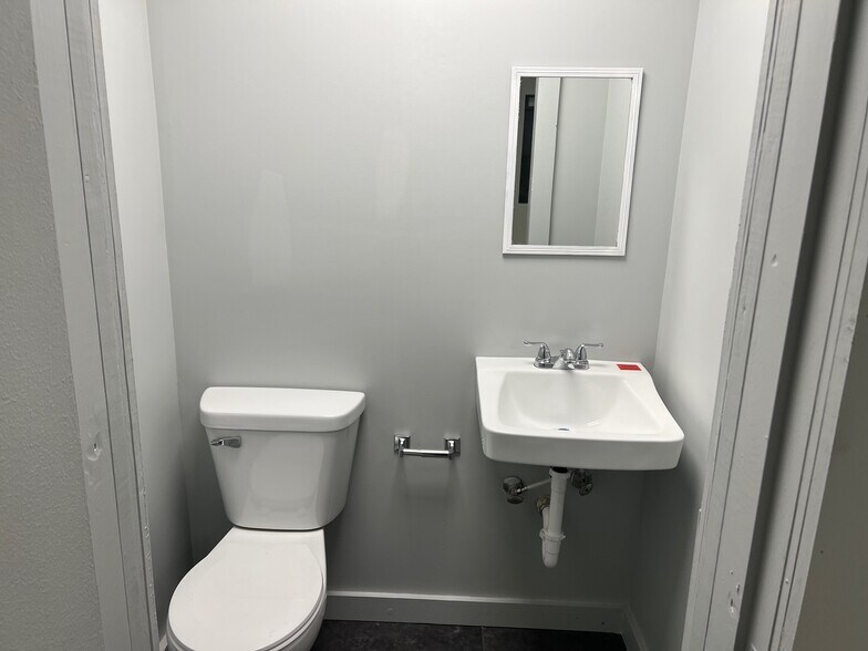 More Photos Of 13901-13909 Kostner St, Crestwood Warehouse For Sale