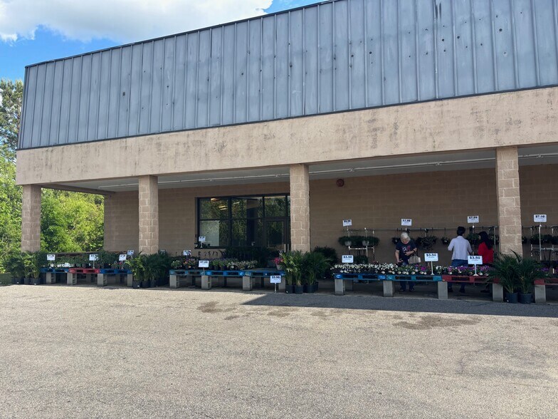More Photos Of 427-429 W McIntyre St, Mullins Unknown For Lease