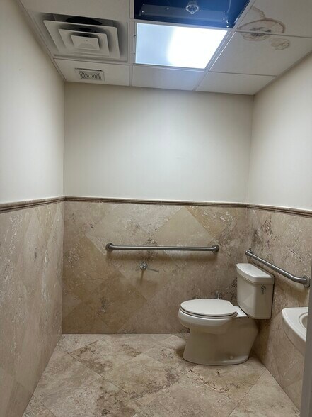 More Photos Of 3653 Regent Blvd, Jacksonville Flex For Lease