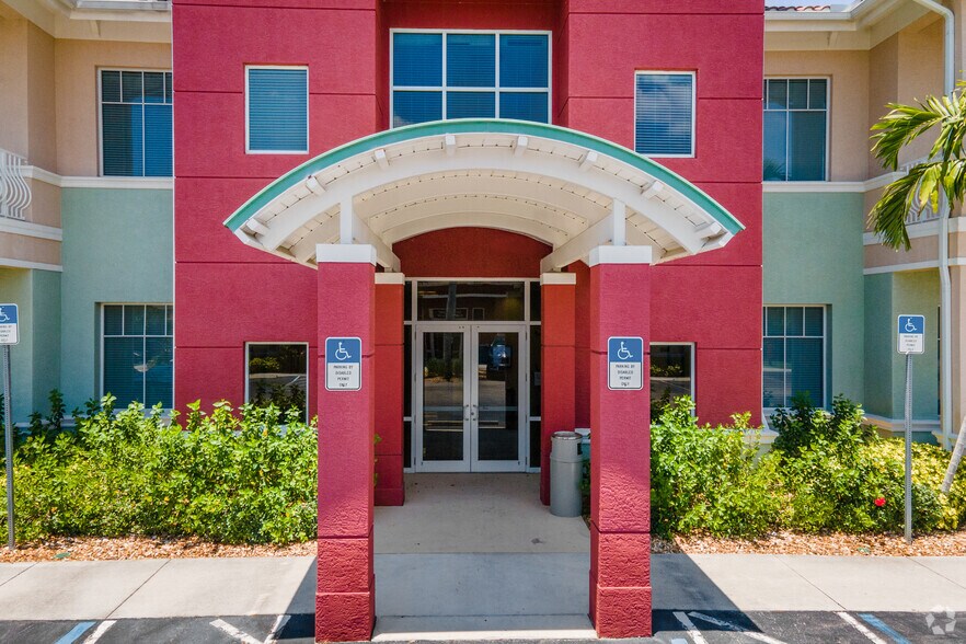 More Photos Of 9911 Corkscrew Rd, Estero Medical For Lease