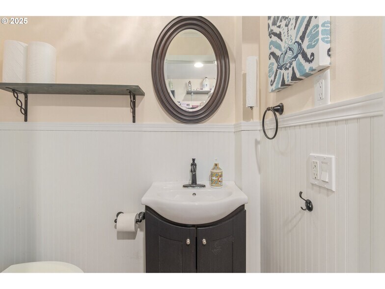 More Photos Of 1492 Pearl St, Eugene Office Residential For Sale