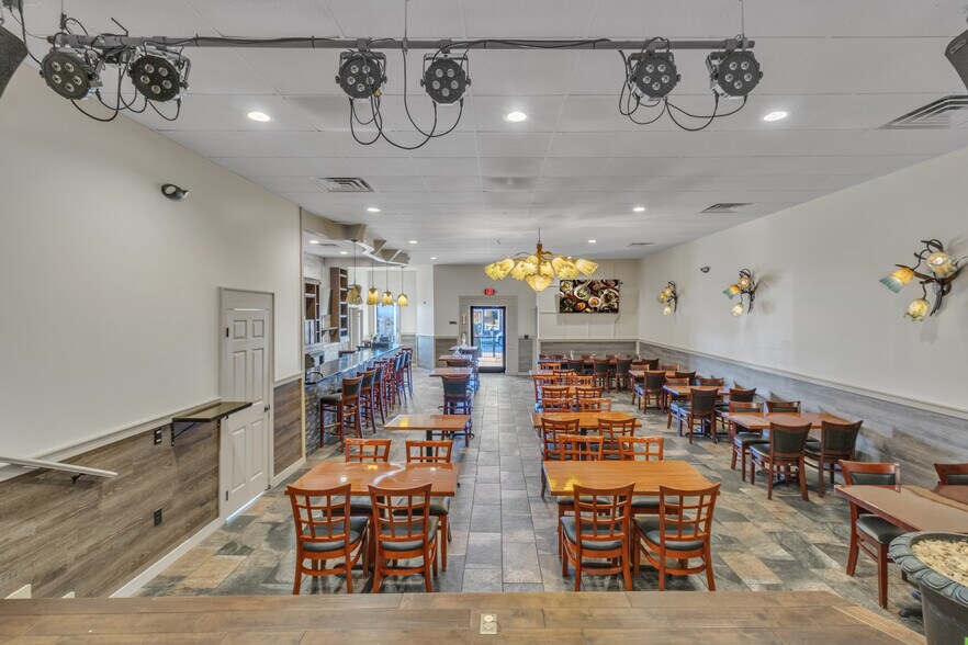 More Photos Of 33 S Carolina St, Hartwell Restaurant For Sale