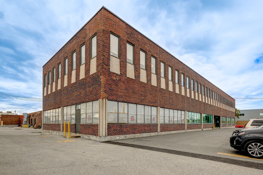 More Photos Of 500-600 Rue Hodge, Montréal Warehouse For Lease