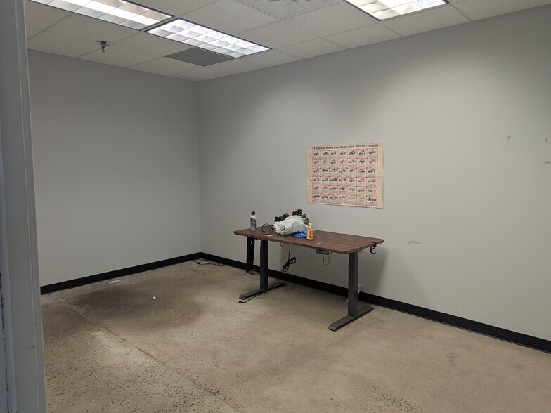 More Photos Of 1065 Industrial Blvd, Southampton Warehouse For Lease