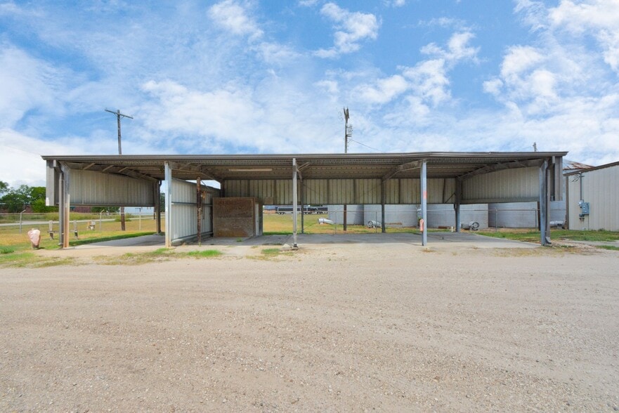 More Photos Of 1500 W Highway 6, Alvin Truck Terminal For Lease