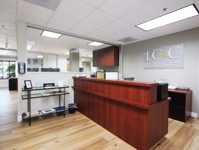 More Photos Of 25550 Hawthorne Blvd, Torrance Medical For Sale