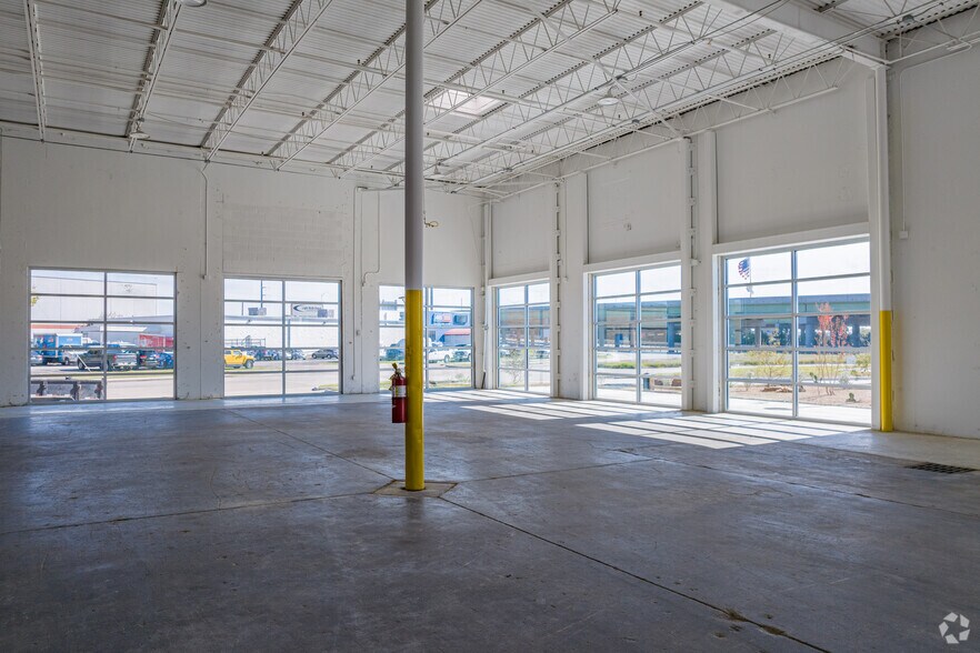 More Photos Of 3216-3308 Royalty Row, Irving Showroom For Lease