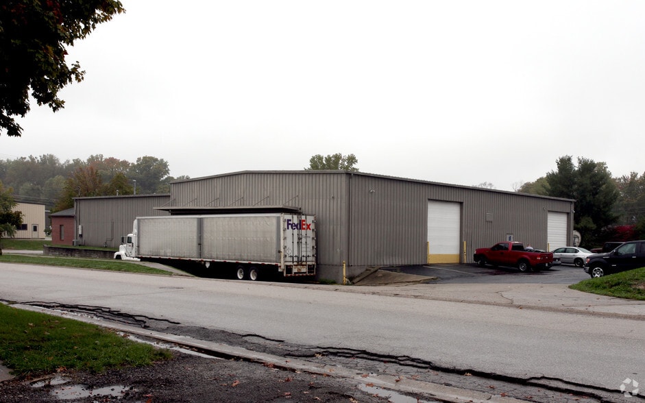 More Photos Of 3900 W Roll Ave, Bloomington Warehouse For Lease