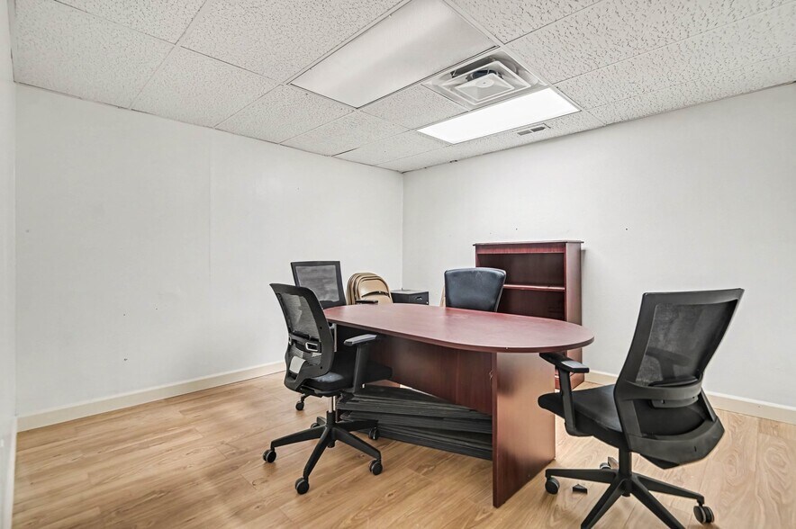 More Photos Of 516-528 Main St, Hamilton Office For Sale