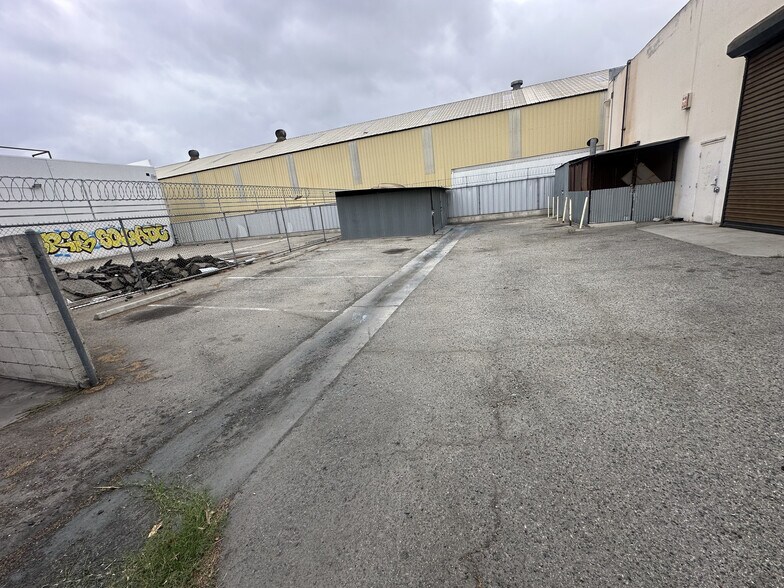 More Photos Of 2001 Hawkins Circle, Los Angeles Warehouse For Lease