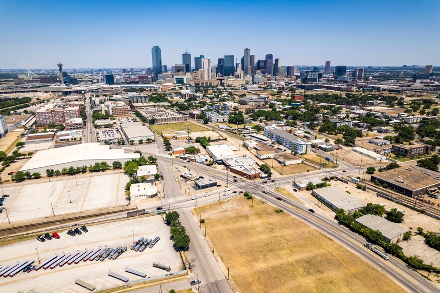 More Photos Of 2005 Wall St, Dallas Showroom For Lease