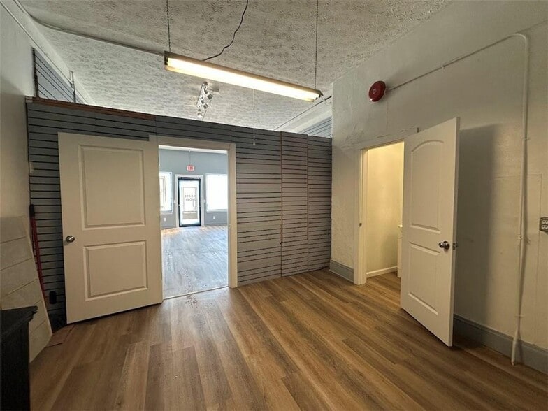 More Photos Of 560-562 E 200th St, Cleveland Storefront Retail Residential For Sale