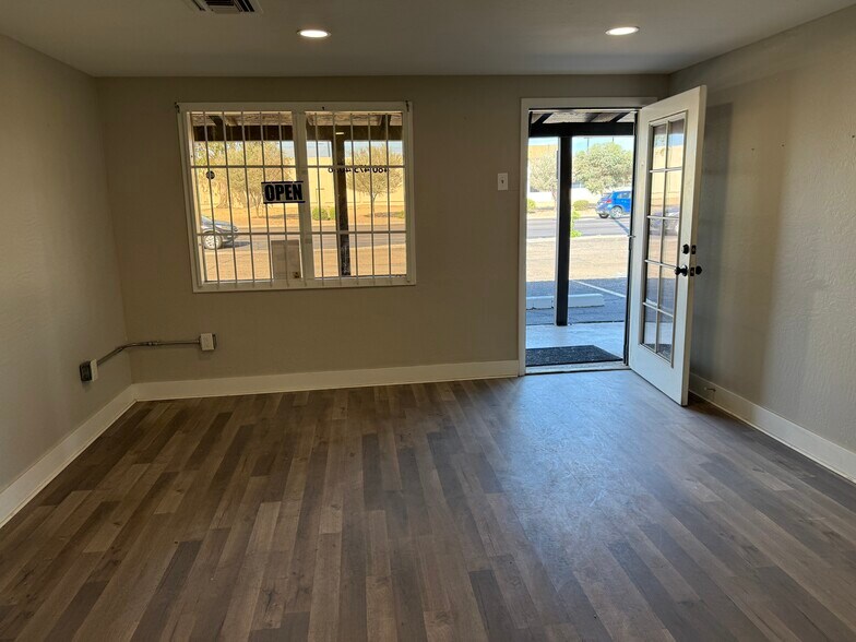 More Photos Of 10729 N 19th Ave, Phoenix Warehouse For Lease