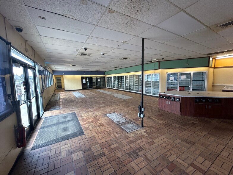 More Photos Of 500 W Bremer Ave, Waverly Convenience Store For Sale