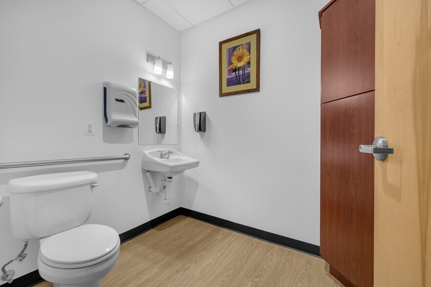 More Photos Of 459 Herndon Pky, Herndon Medical For Sale