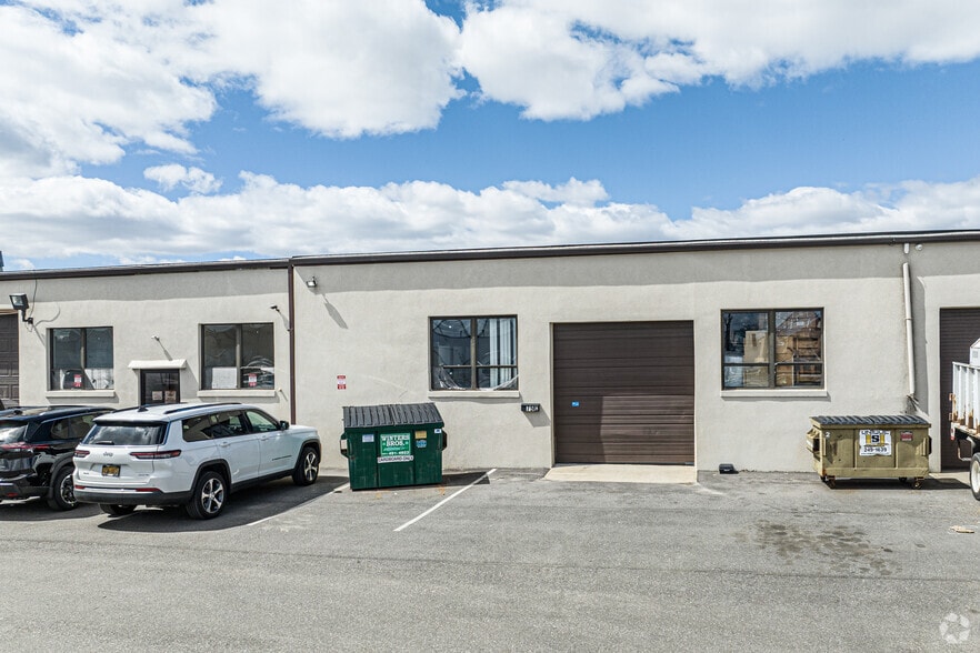 More Photos Of 75 Rushmore St, Westbury Warehouse For Lease