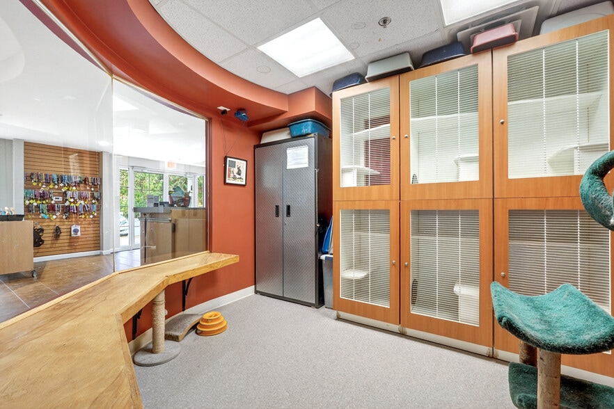 More Photos Of 140 Summer St, Holliston Veterinarian Kennel For Sale